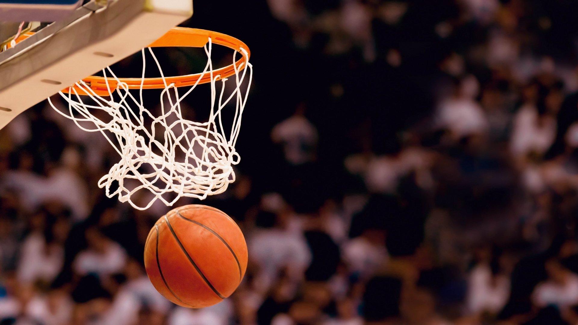 NBA季后赛激战正酣，勇士队逆转胜出，库里再创历史纪录